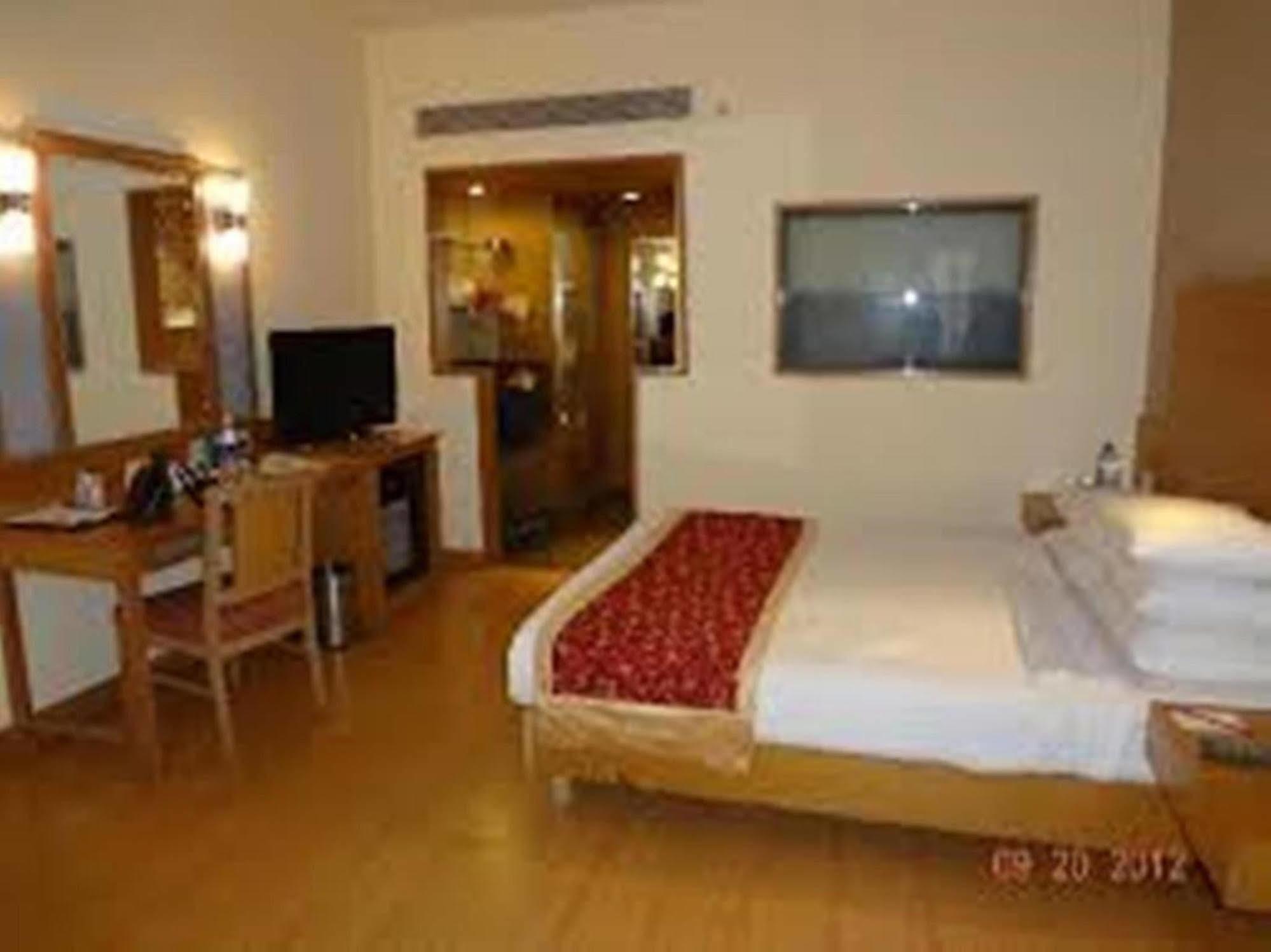Отель Vits Aurangabad Экстерьер фото