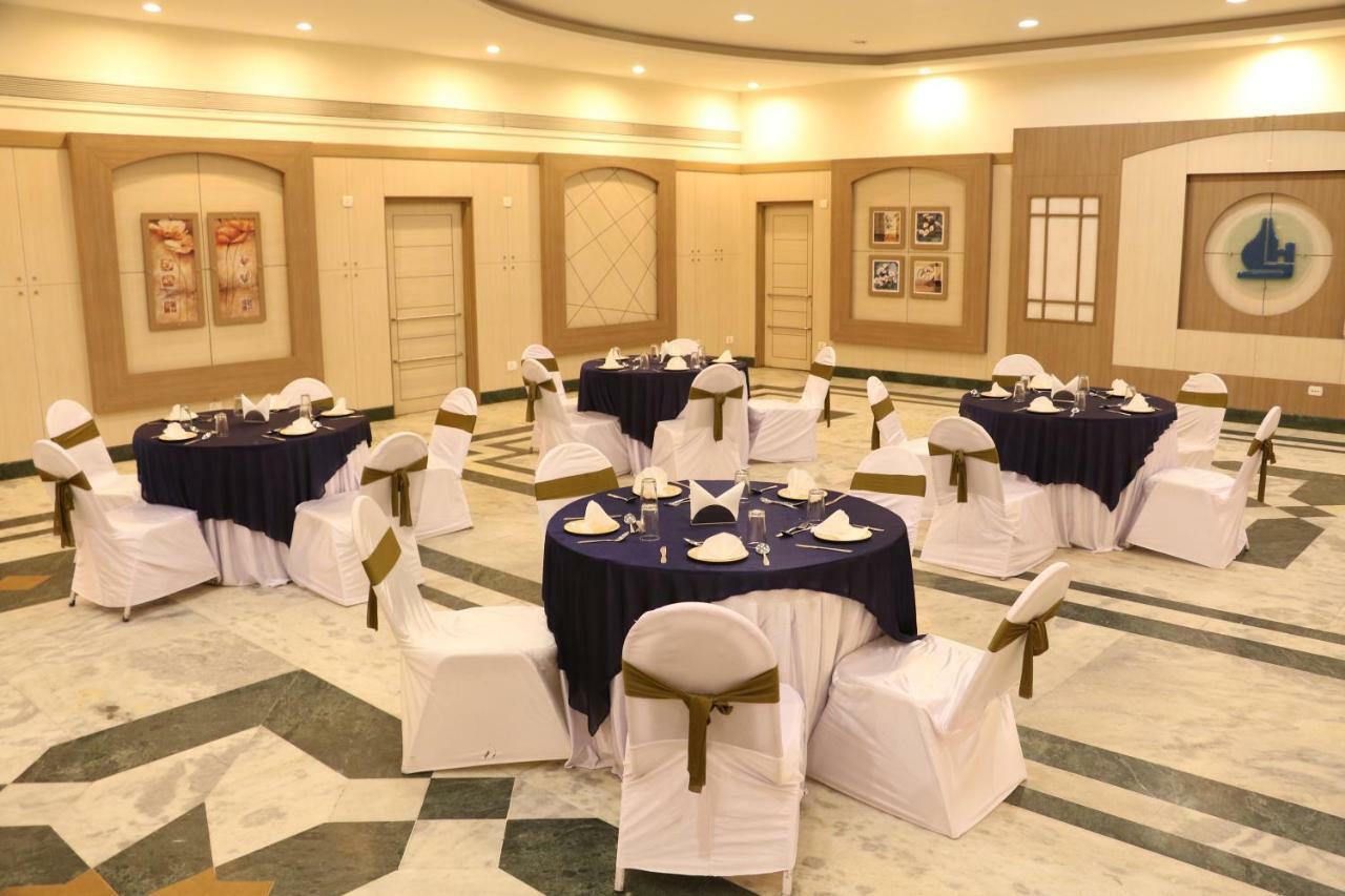Отель Vits Aurangabad Экстерьер фото